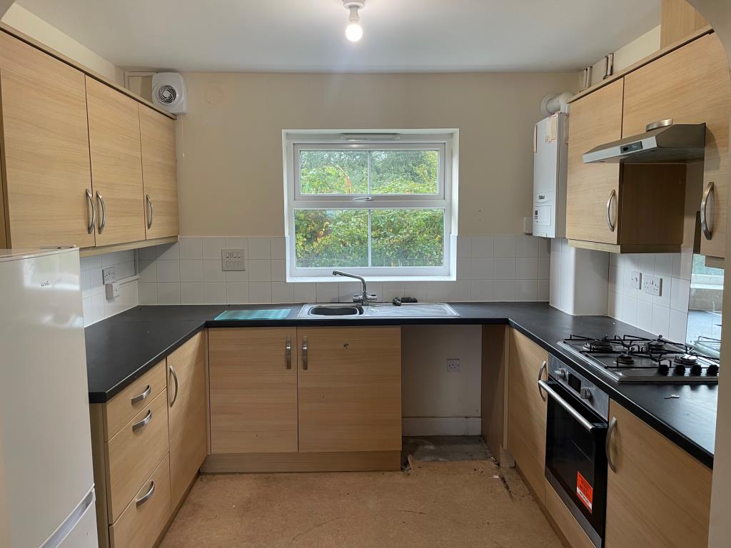 Lot: 87 - GROUND FLOOR LEASEHOLD FLAT - Kitchen with fitted units